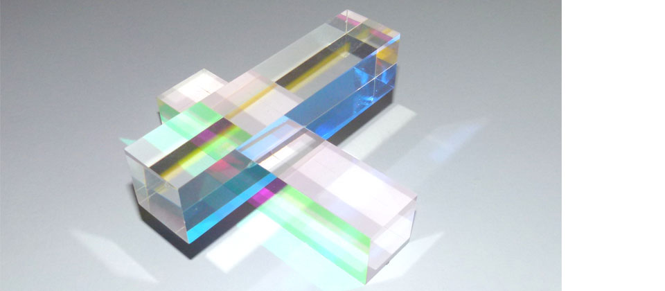 light edge, Plexiglas, dichroitische Beschichtung, 15 x 15 x 3,5 cm